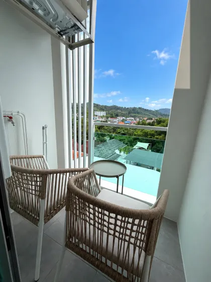 The Title Serenity C618 — 1-Zimmer-Apartment mit Balkon und Hügelblick
