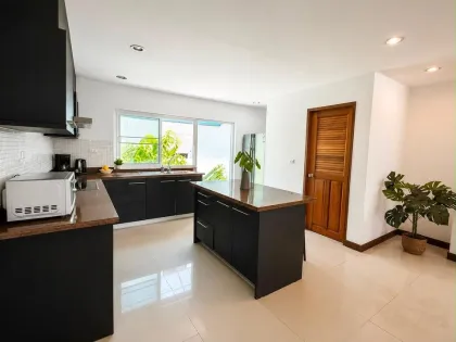 Haustierfreundliches 4-Zimmer, 5-Badezimmer Reihenhaus in Sai Yuan, Rawai