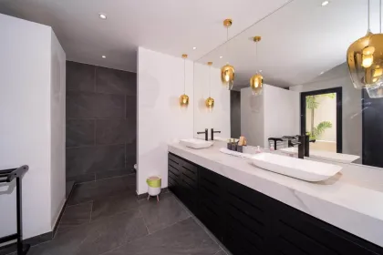 Ultra-Luxus 5-Schlafzimmer Gartenpool-Villa in Layan