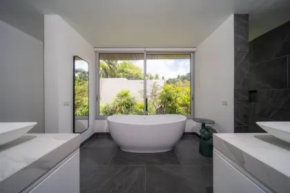 Ultra-Luxus 5-Schlafzimmer Gartenpool-Villa in Layan