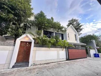 Thalang Private Pool Villa: 3 Bedrooms, 5 Bathrooms for Rent