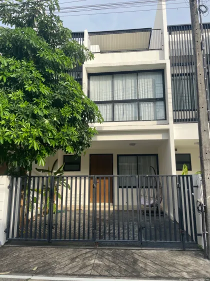 Villa Laguna Park 1 avec 3 Chambres et 4 Salles de Bain à Louer