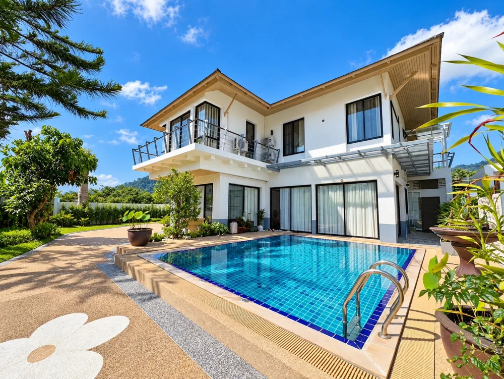 Villa de 5 habitaciones y 3 baños con piscina en alquiler en Kathu - 120,000 THB/mes