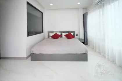 Villa neuve 4 chambres avec piscine privée à Chalong
