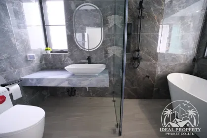 Villa neuve 4 chambres avec piscine privée à Chalong