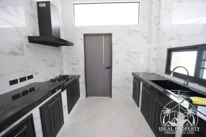 Villa neuve 4 chambres avec piscine privée à Chalong