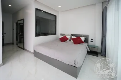 Villa neuve 4 chambres avec piscine privée à Chalong