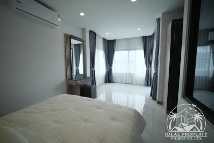 Villa neuve 4 chambres avec piscine privée à Chalong