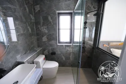 Villa neuve 4 chambres avec piscine privée à Chalong