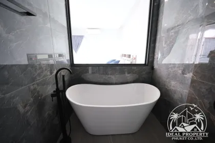 Villa neuve 4 chambres avec piscine privée à Chalong