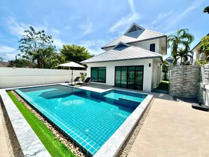 3-Bedroom Villa with Private Pool in Suriyapron Chalong
