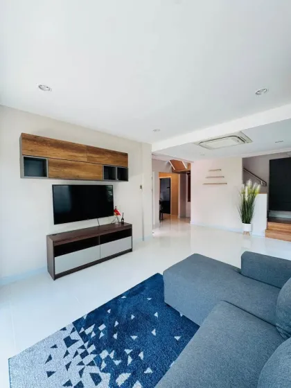 卡图Passorn Kohkeaw70村3卧室别墅出租