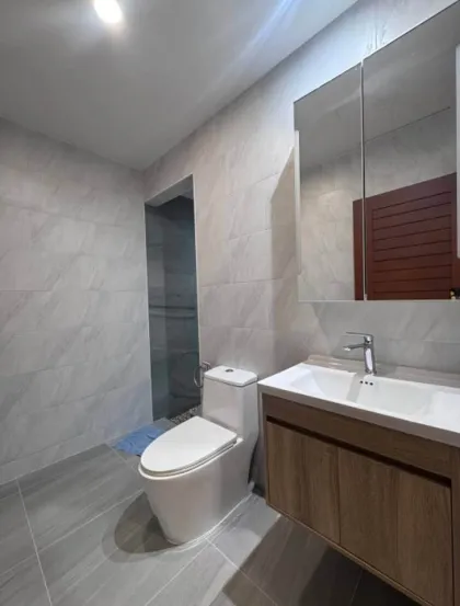 Amplia villa de 2 habitaciones y 3 baños en alquiler en ChaoFah Garden Home, Koh Kaew