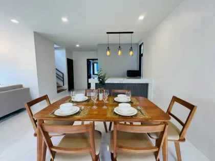Villa independiente de 2 pisos con 4 habitaciones y 4 baños en alquiler en Chao Fah Garden Home, Rawai