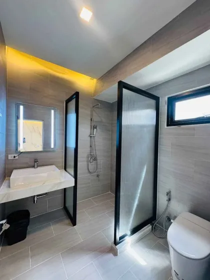 Villa independiente de 2 pisos con 4 habitaciones y 4 baños en alquiler en Chao Fah Garden Home, Rawai