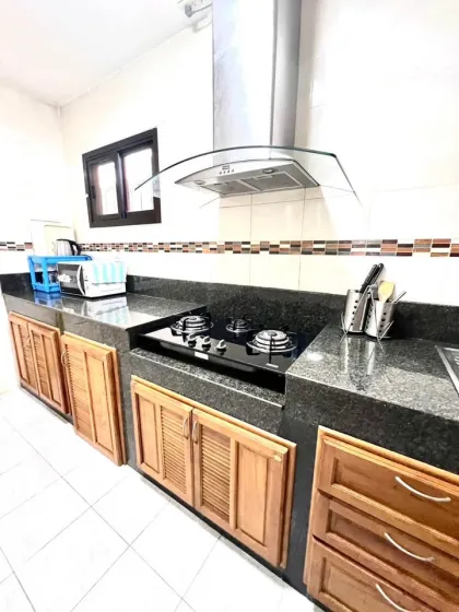 Casa amueblada de 2 dormitorios y 2 baños en alquiler en Chon Kan, Wichit