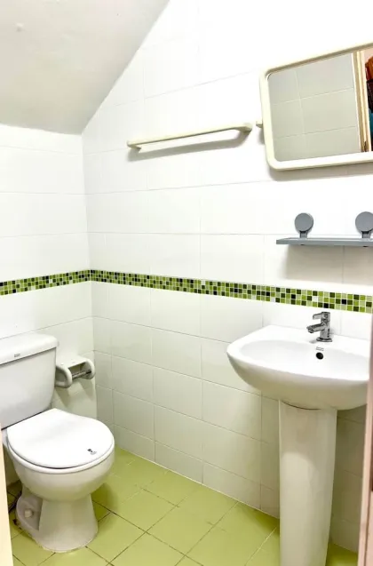 Casa amueblada de 2 dormitorios y 2 baños en alquiler en Chon Kan, Wichit