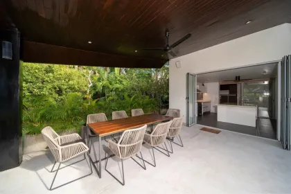 วิลล่าสวย 4 ห้องนอน พร้อมสระว่ายน้ำและสวน Layang Manor ให้เช่า