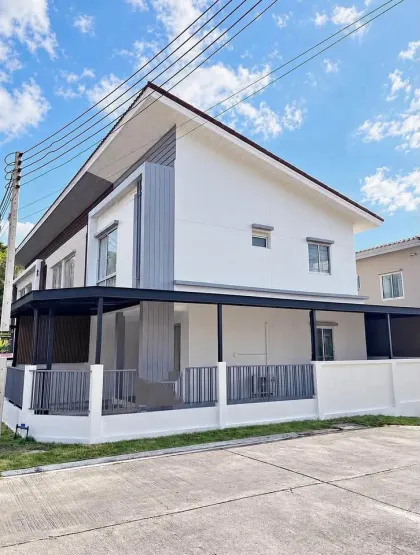 Maison en coin de 2 étages avec 3 chambres et 2 salles de bain à louer à Pa Khlong Chiap