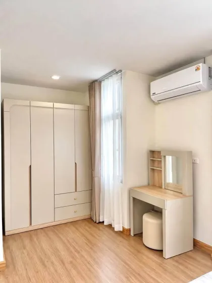 Maison en coin de 2 étages avec 3 chambres et 2 salles de bain à louer à Pa Khlong Chiap