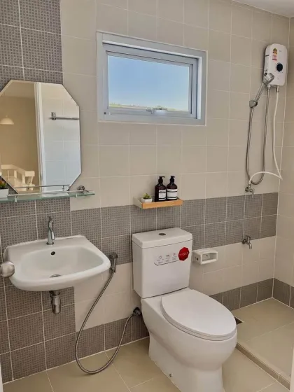 Maison en coin de 2 étages avec 3 chambres et 2 salles de bain à louer à Pa Khlong Chiap