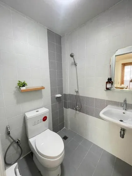 Maison en coin de 2 étages avec 3 chambres et 2 salles de bain à louer à Pa Khlong Chiap