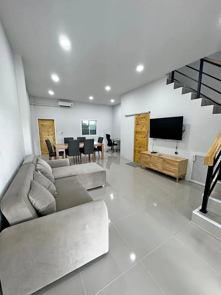 Villa de 3 habitaciones en alquiler en Chalong con piscina y seguridad
