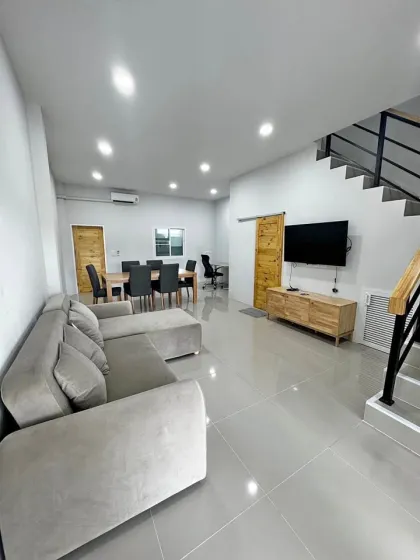 Villa de 3 habitaciones en alquiler en Chalong con piscina y seguridad