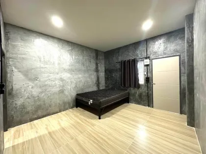 坡县So Phaniang 1区1卧1卫排屋出租