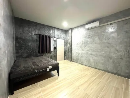 坡县So Phaniang 1区1卧1卫排屋出租