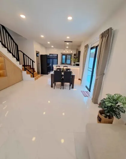 Villa privada con piscina de 3 dormitorios en alquiler en Chalong