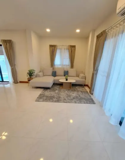 Villa privada con piscina de 3 dormitorios en alquiler en Chalong