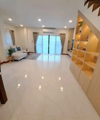 Villa privada con piscina de 3 dormitorios en alquiler en Chalong
