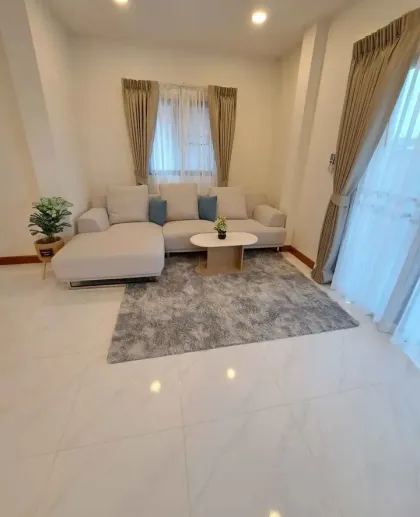 Villa privada con piscina de 3 dormitorios en alquiler en Chalong