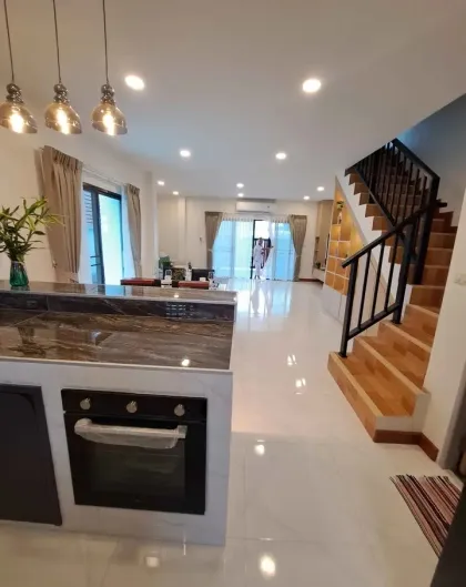 Villa privada con piscina de 3 dormitorios en alquiler en Chalong