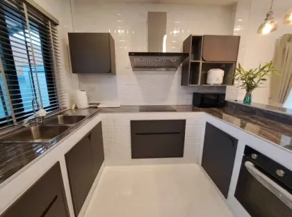 Villa privada con piscina de 3 dormitorios en alquiler en Chalong