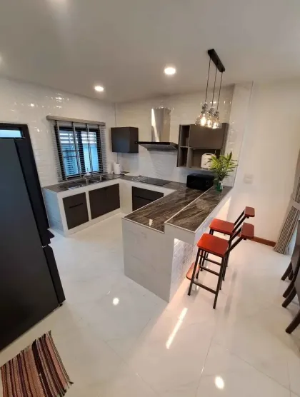 Villa privada con piscina de 3 dormitorios en alquiler en Chalong