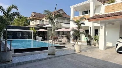 Villa con piscina de 3 habitaciones y 3 baños en alquiler en Kathu