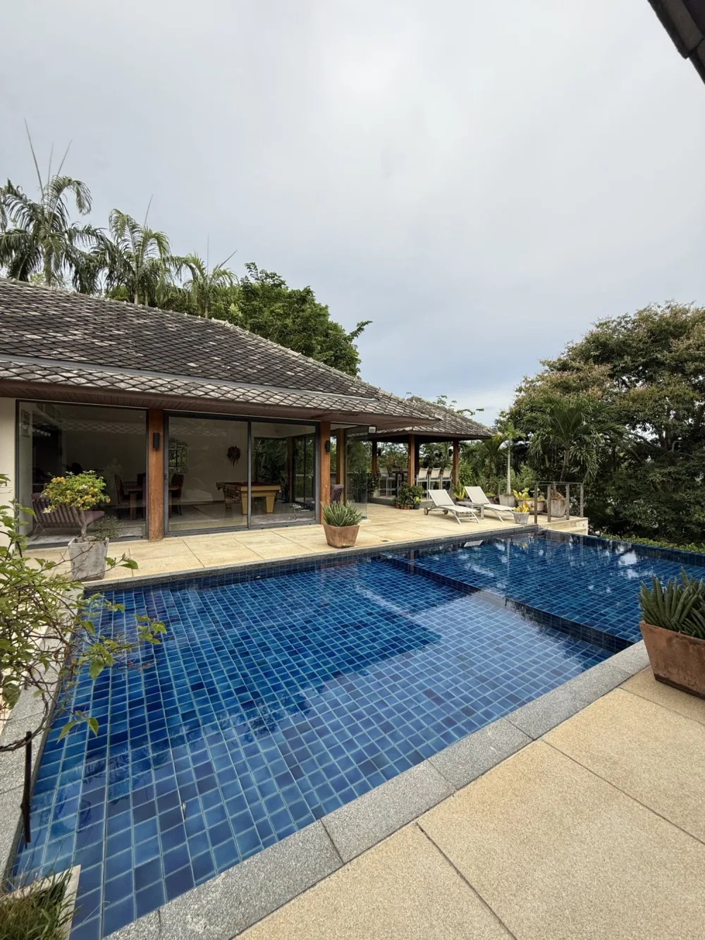 วิลล่าหรู 5 ห้องนอน พร้อมสระว่ายน้ำ ให้เช่าและขาย | ราไว