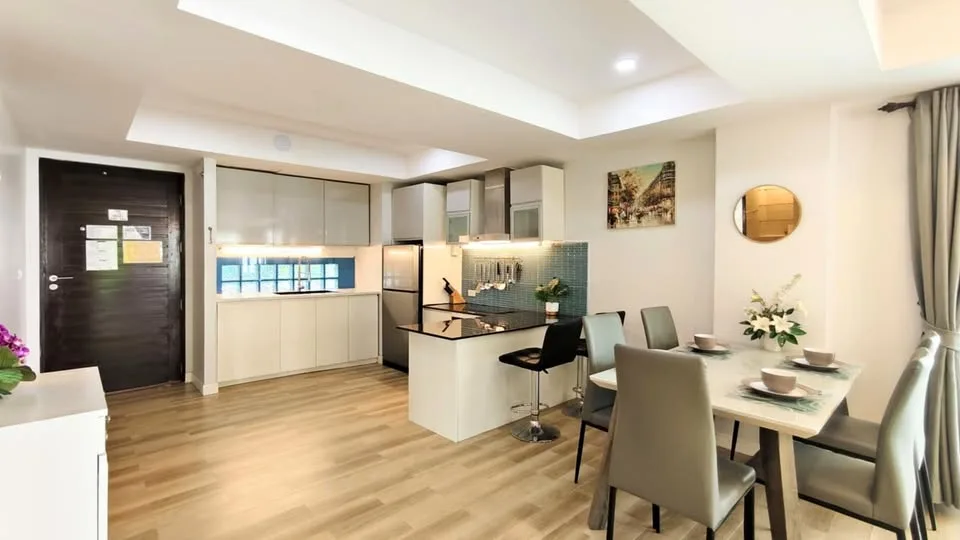 Apartamento de 2 habitaciones con piscina y vistas a la montaña en Patong