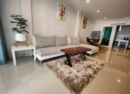 บ้านทาวน์โฮม 2 ชั้น สไตล์โมเดิร์น ให้เช่า ใกล้ Blue Tree