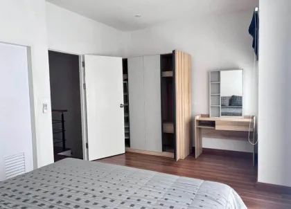 บ้านทาวน์โฮม 2 ชั้น สไตล์โมเดิร์น ให้เช่า ใกล้ Blue Tree