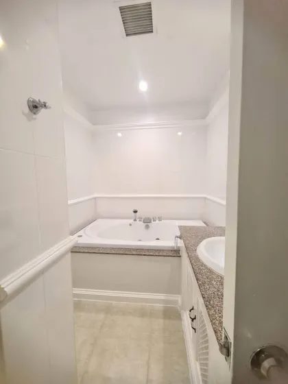 Apartamento de 1 dormitorio con vista al mar en Karon