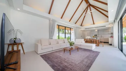 Moderne tropische Poolvilla mit 4 Schlafzimmern zum Verkauf in Layan