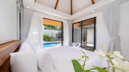 Moderne tropische Poolvilla mit 4 Schlafzimmern zum Verkauf in Layan