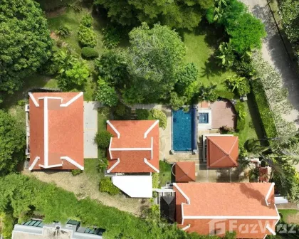 Потрясающая Балийская Вилла с 5 Спальнями и Бассейном в Най Харн