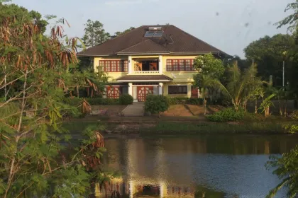Villa 4 Chambres au Bord du Lac avec Vue sur le Lac à Chalong