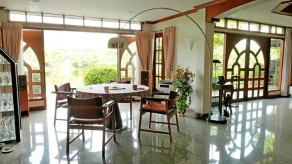 Villa 4 Chambres au Bord du Lac avec Vue sur le Lac à Chalong