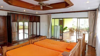 Villa 4 Chambres au Bord du Lac avec Vue sur le Lac à Chalong