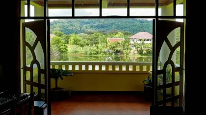 Villa 4 Chambres au Bord du Lac avec Vue sur le Lac à Chalong